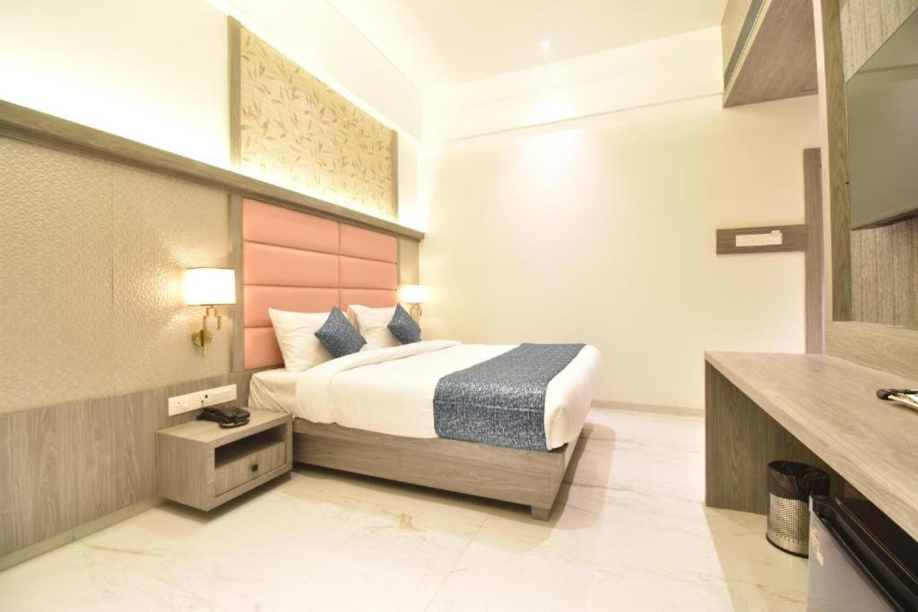 Glitz Hotels La Dahlia - Premium Тхане Экстерьер фото